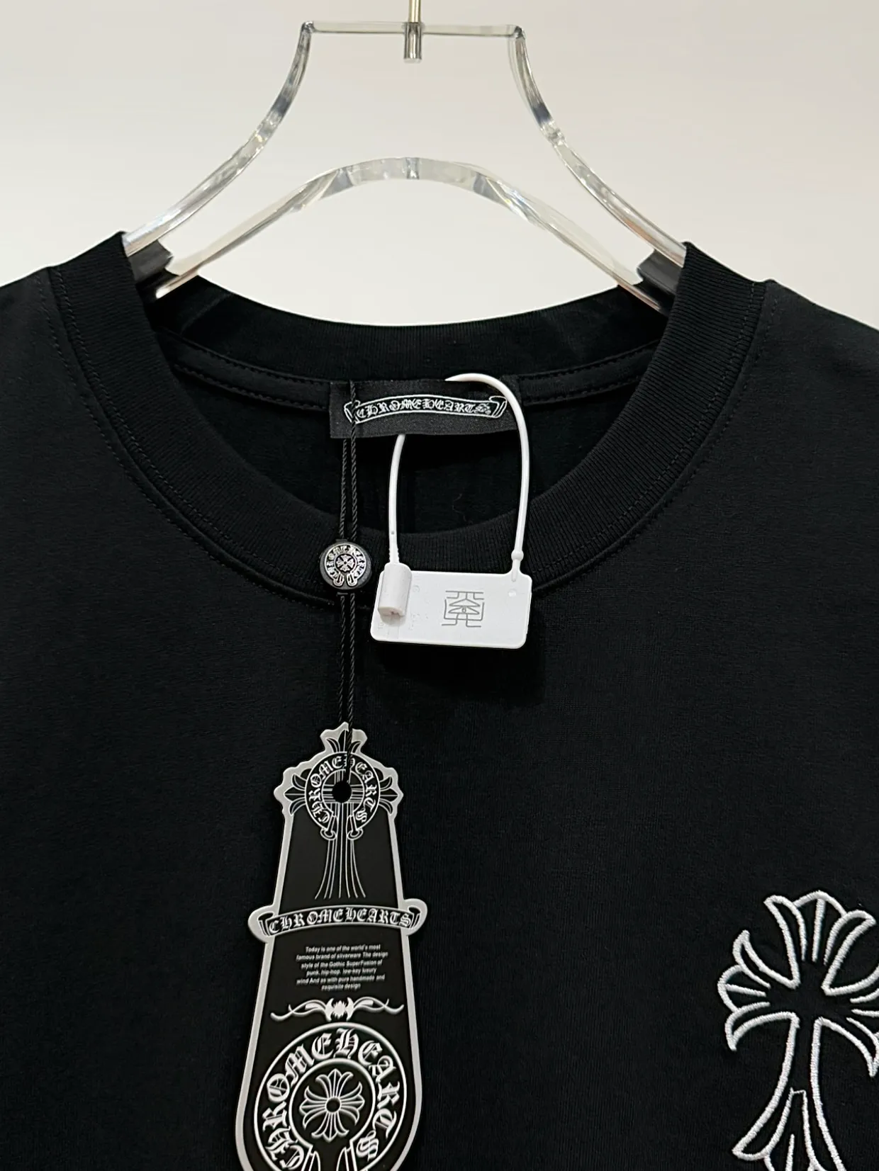 🅿️190 [High quality] Chrome hearts Chrome hearts 2025 new first release latest short-sleeved round neck T-shirt, high-end customization, avant-garde and fashionable design! The brand logo is applied to the front and back cuffs using 100,000 needle embroidery techniques. High-end customized 280g fabric. Soft to the touch. Comfortable to wear. Exquisite stitching. Fine workmanship. The upper body effect is incomparably handsome! Same style for men and women, color: white, black size: S to xL